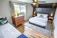 Cozy Farmhouse Gem! - 8 Min to NRG! Hot Tub/ EV Charger - Boutique