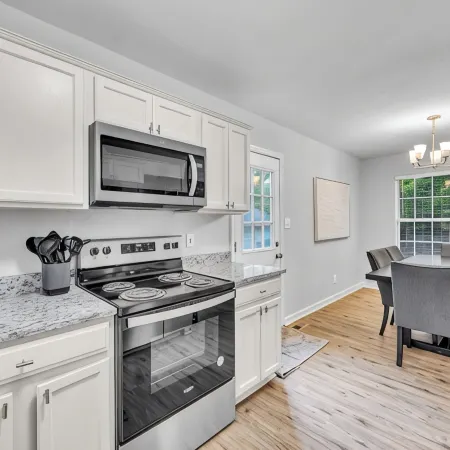 Cozy Modern Home - Sleeps 8 - Wake Forest + Hospital