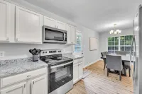 Cozy Modern Home - Sleeps 8 - Wake Forest + Hospital - con encanto