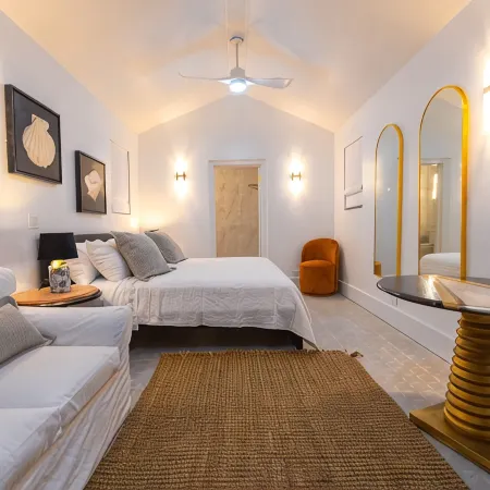 Pink Palms at Cable Beach - 4 Bedroom - 1 Minute to Beach