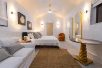 Pink Palms at Cable Beach - 4 Bedroom - 1 Minute to Beach - อ่างจากุชชี่
