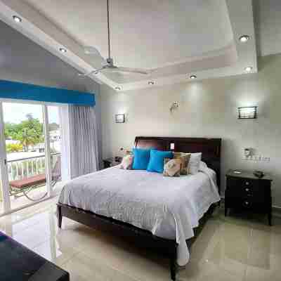 Luxury 3 bedroom Penthouse 1 block from the water Rooms