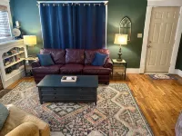 Charming 3-bedroom bungalow in delightful Fort Smith with WiFi, AC - Homestays