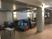 Tropical Gem! Watch Jets Fly into Airport+Ocean Beach+Garden Views+Many Perks!!! - Wifi