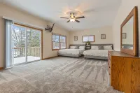 Lakefront W/ Private Beach, Pool, Hot Tub, Golf Simulator, Projector, Bar & more - 4-Sterne