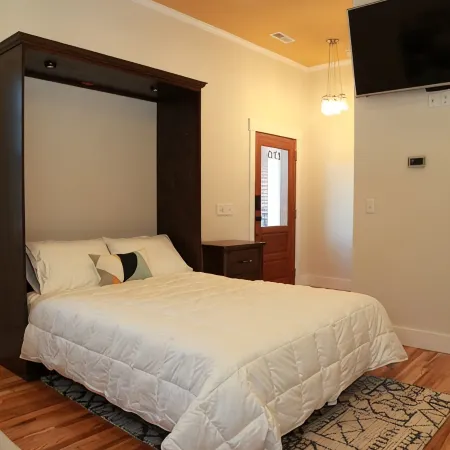 PARK and WALK - Mayberry & Main - 'The Main Suite' - New Construction