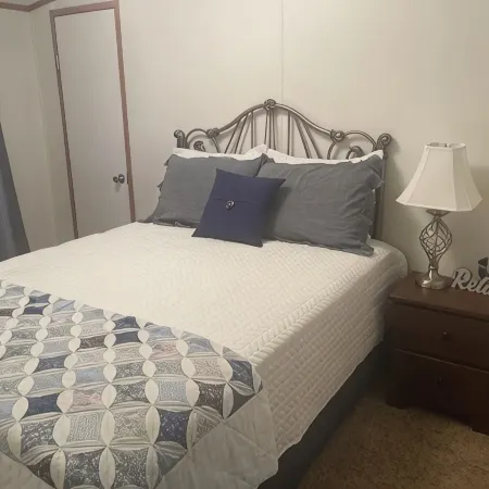 Charming 3 bedroom lake front house in Gilbertsville with WiFi and AC