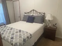 Charming 3 bedroom lake front house in Gilbertsville with WiFi and AC