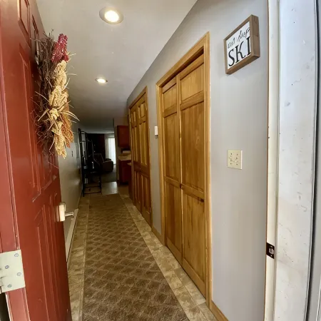 2 bedroom (sleeps 6) cozy condo in the heart of North Conway, NH.