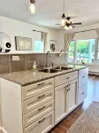 Serene bungalow: Modern Comfort near the Hospital, Power Plants and Campus - WiFi