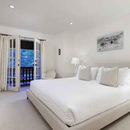 Deluxe private townhome minutes walk to Aspen Mountain skiing and downtown!