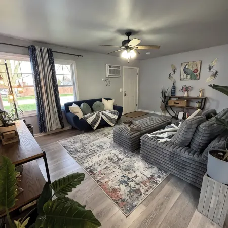 Charming Feathers Theme Home, King Bed, 2-bedroom house in Aurora with WiFi