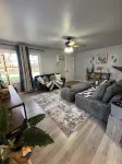 Charming Feathers Theme Home, King Bed, 2-bedroom house in Aurora with WiFi - 3 tähden