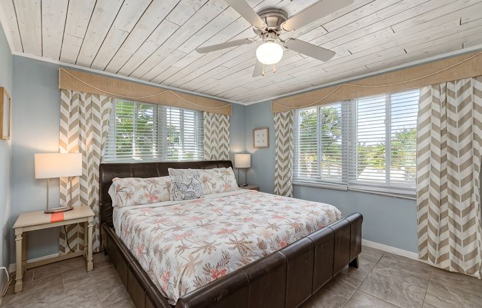 Beautiful downtown Melbourne Beach renovated apartment one block from the beach!