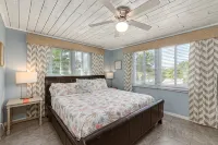 Beautiful downtown Melbourne Beach renovated apartment one block from the beach!
