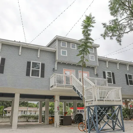 Hawk Nest Apartment-Walk to downtown & the water! New heated POOL!