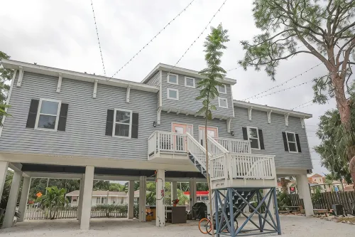 Hawk Nest Apartment-Walk to downtown & the water! New heated POOL! - 4 tähden