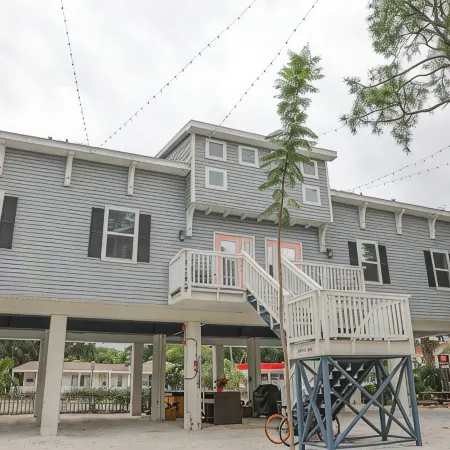 Owl Nest Townhouse-Walk to downtown & the water! New heated POOL!