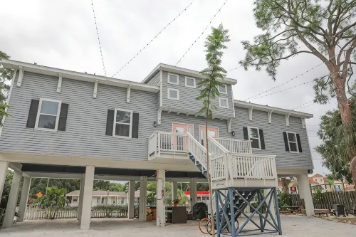 Owl Nest Townhouse-Walk to downtown & the water! New heated POOL! - 4 tähden