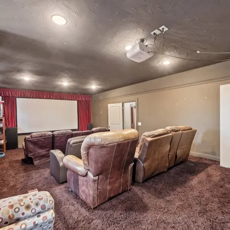 Downtown loft in the heart of Lodi. Great for large groups!