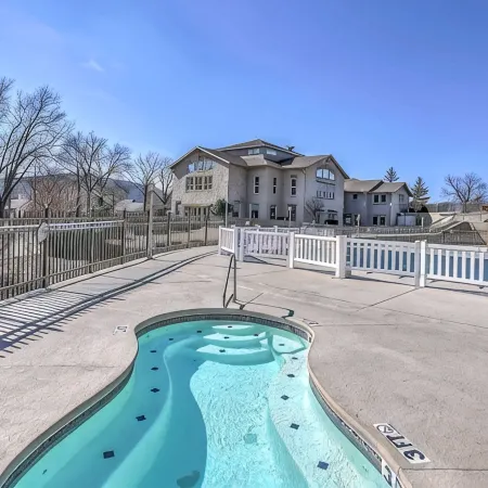 Lissa's Retreat- 4 BDRM 3 BA Sleeps 12! Indoor Pool, Gym, Fishing, Golf, & Park