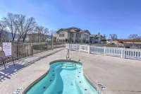 Lissa's Retreat- 4 BDRM 3 BA Sleeps 12! Indoor Pool, Gym, Fishing, Golf, & Park - 부티크