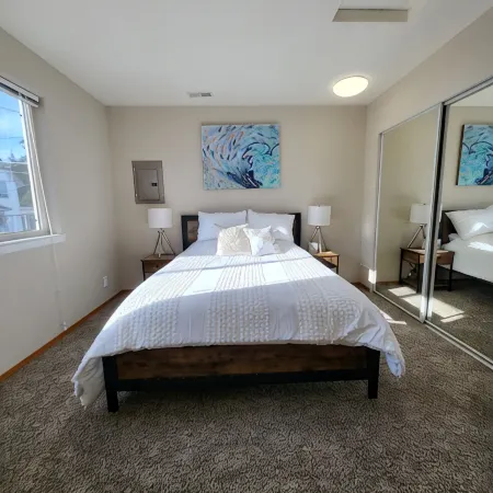 Waterfront 2 bed, 2 baths, 1364 sq ft, views of Mt Rainer, Seattle, and more.