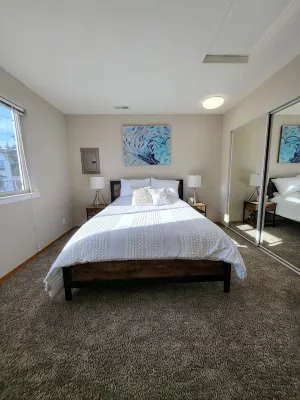 Waterfront 2 bed, 2 baths, 1364 sq ft, views of Mt Rainer, Seattle, and more. - balcony