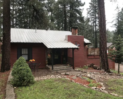 Mountain Cabin walking distance to Park and Brewery. Level off street parking. Hotels in Cloudcroft