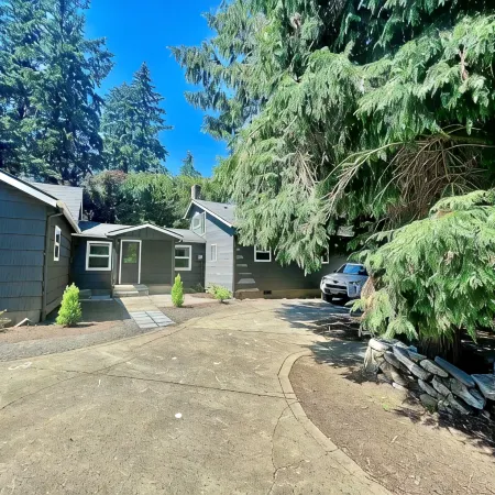 Gem in Milwaukie 2 bedroom - 2 Bathroom -  Huge yard