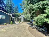Gem in Milwaukie 2 bedroom - 2 Bathroom -  Huge yard - 4성급