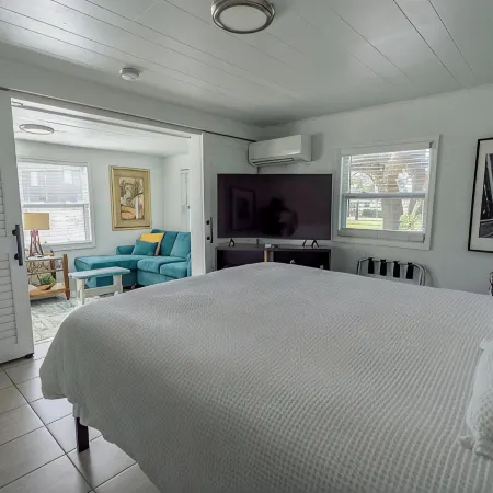 Casa Blue - Beautiful Renovated Cottage Close to Downtown!