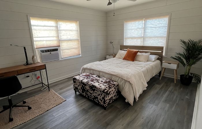 Pet friendly 2/1 home - 1 block to downtown Shiner