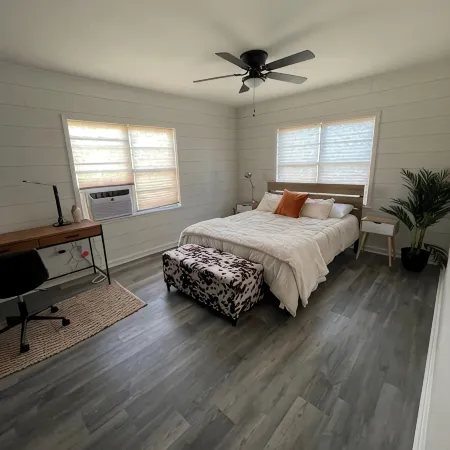 Pet friendly 2/1 home - 1 block to downtown Shiner