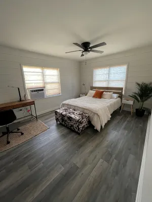 Pet friendly 2/1 home - 1 block to downtown Shiner - 3-Star