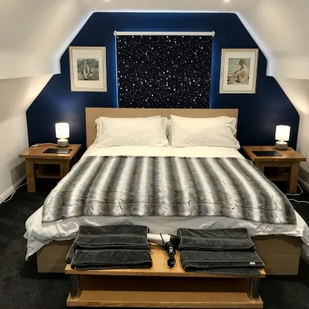 Inclusive, child-friendly, dogs welcome, garden area, near pubs/river/golf