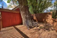 Charming Creekside Cabin Walk to Downtown Manitou – Ideal Retreat! - Chalets