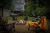 LUXURY FARMHOUSE, 2 Living spaces, Sleeps 12, PRIVATE in the mtns, 10min to town - Homestays