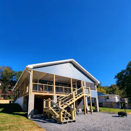 Delightful 3-Bedroom Home on the New River