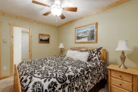 Summit Condo 201A - Recently Renovated, Great Views, Close to Village! - 3-Star