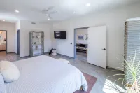 Beautiful Modern 2-Bed in DT Vista! - 3 estrellas