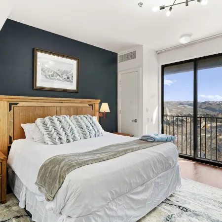 Top Floor Deer Valley Gondola Lakefront Condo- Great views