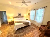 Deluxe Downtown Bungalow - fenced in yard, pet friendly. - Wi-Fi