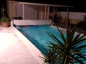 Studio sympa avec parking privé, piscine et clim