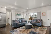 Upscale Downtown Townhome! - Homestays
