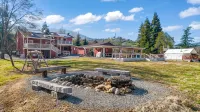 Charming 3-4 BR home with pool, river access & sweeping grounds - 4성급
