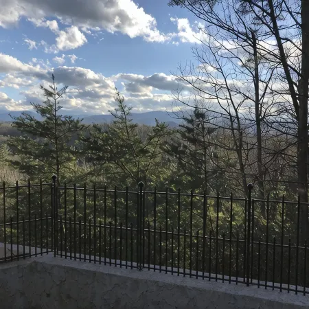 Spacious 4Br Cabin Near Dollywood – Hot Tub, Game Room & Stunning Mountain Views