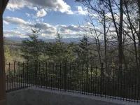 Spacious 4Br Cabin Near Dollywood – Hot Tub, Game Room & Stunning Mountain Views - Mountain view