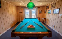 5Br w/Epic Views, 2 Decks, Game Rooms, EV, One-Step Entry, Family-Friendly! - Pools
