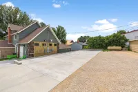 Historic Outside, Comfort Inside – Downtown Custer Retreat - Homestays
